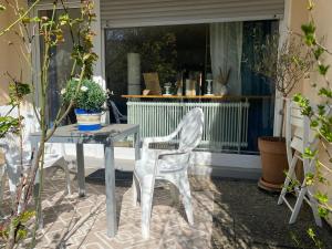 a table and chairs sitting on a patio at Ferienwohnung Schwarzwaldstraße in Pforzheim