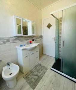 łazienka z toaletą, umywalką i prysznicem w obiekcie AMAZING CORNER w mieście Sale Marasino +21 zdjęć