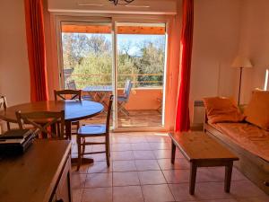 sala de estar con sofá y mesa en Maisonnette dans domaine avec piscine à Nyons, pays des olives, en Nyons