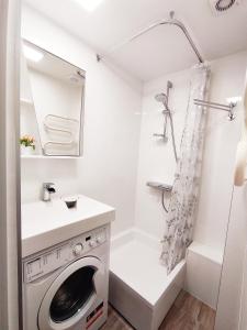 y baño pequeño con lavadora. en Apartamentai 76, en Druskininkai