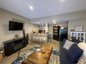 een woonkamer met een bank en een tafel bij Blanchard Mountain BnB in Canmore