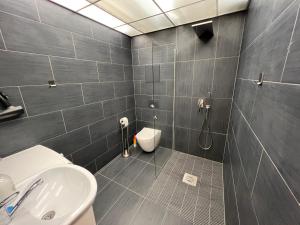 Et badeværelse på Beach Promenade + 13 billeder