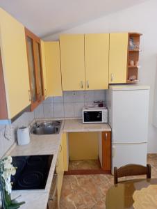 Kuchyň nebo kuchyňský kout v ubytování Apartments Šime