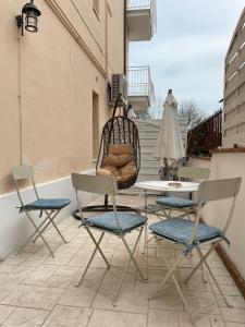シローロにあるLaGarolina Del Conero B&Bのパティオ(椅子2脚、テーブル、テーブル、椅子付)