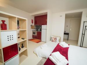 ポルトにあるOPORTO GUEST - Cedofeitaのベッドとキッチン付きの小さな部屋