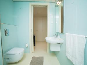 La salle de bains est pourvue de toilettes blanches et d'un lavabo. dans l'établissement OPORTO GUEST - Cedofeita, à Porto