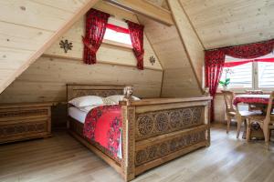 sypialnia z łóżkiem w drewnianym domku w obiekcie udanypobyt Domki Przy Potoku w Zakopanem