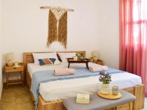 een slaapkamer met 2 bedden en een tafel bij Ionian Senses - Corfu, Glyfada Menigos Resort in Glyfada