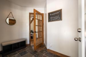 ein Zimmer mit einer Tür und einem Schild an der Wand in der Unterkunft Villa Brebeuf in La Conception