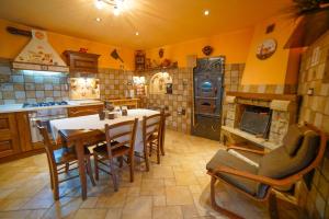 Il comprend une cuisine équipée d'une table, de chaises et d'une cuisinière. dans l'établissement Casa Armando, à Cleto