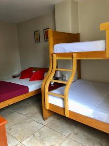 Uma cama ou camas num quarto em Hotel Onix Gold