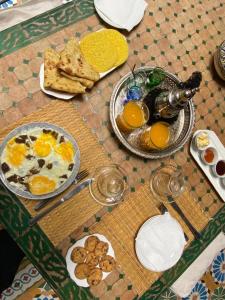 Frokost for gjester på Riad Bibtia