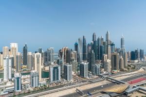 una vista aérea de una ciudad con edificios altos en Convenient 2 beds in JLT 3 min from metro, en Dubái