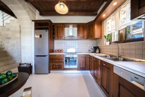 A kitchen or kitchenette at FOS residence - ΦΩΣ ,luxury villa