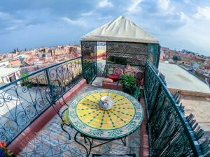 einen Balkon mit einem Tisch und einem Pavillon in der Unterkunft Riad Bibtia in Marrakesch