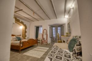 una camera da letto con un letto e una scrivania in una stanza di Mascot Boutique Hotel a Città di Rodi