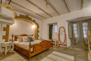 una camera da letto con un letto e un grande specchio di Mascot Boutique Hotel a Città di Rodi