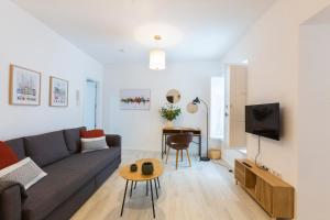 a living room with a couch and a table at ENTREARCOS in Cádiz