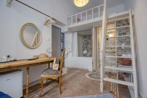 Camera con scrivania e specchio di Mascot Boutique Hotel a Città di Rodi