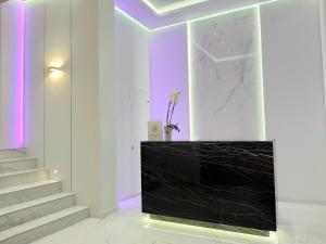 um quarto com um balcão preto e algumas escadas em Akrogiali Exclusive Hotel (Adults Only) em Polykhrono