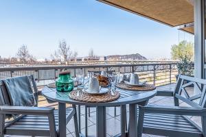 ブダペストにあるDunapest Apartmanの水辺の景色を望むバルコニー(テーブル付)