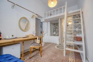 Camera con scrivania e letto a soppalco. di Mascot Boutique Hotel a Città di Rodi Altre 37 foto