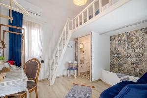 un soggiorno con pareti bianche e scale bianche di Mascot Boutique Hotel a Città di Rodi