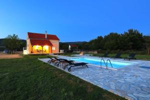 - une piscine avec des chaises et une maison dans l'établissement Holiday House Aurora Borealis, à Ervenik