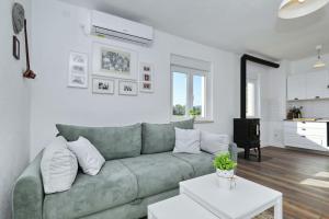 Χώρος καθιστικού στο Holiday House Aurora Borealis