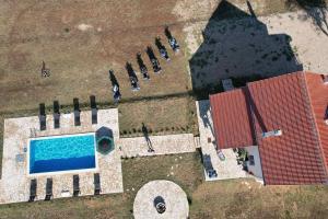 una vista aérea de una piscina y un grupo de sillas en Holiday House Aurora Borealis en Ervenik