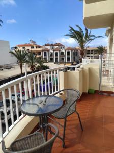 a patio with a table and chairs on a balcony at APARTAMENTO en PLAYA CALERA in Valle Gran Rey