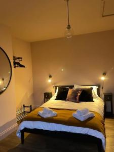 um quarto com uma cama com duas toalhas em The Nook, Morpeth Town em Morpeth