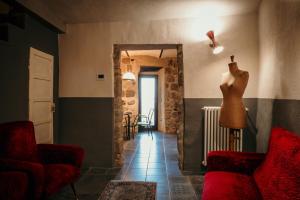 un maniquí en una sala de estar con espejo en B&B La Castellina, en Abbadia San Salvatore