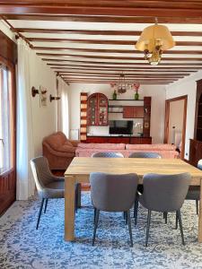 1 dormitorio y sala de estar con mesa de comedor. en La Pilarcita Centro, en Fuenmayor