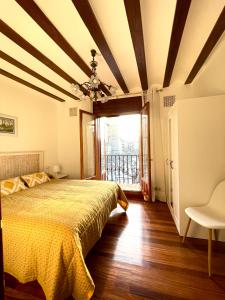 a bedroom with a yellow bed and a window at La Pilarcita Centro in Fuenmayor
