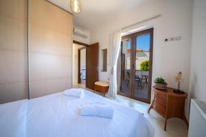 A bed or beds in a room at FOS residence - ΦΩΣ ,luxury villa