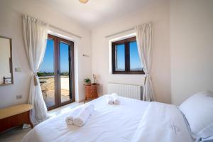 A bed or beds in a room at FOS residence - ΦΩΣ ,luxury villa Még 37 kép