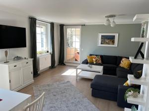 a living room with a couch and a tv at Ferienwohnung Baustraße in Hameln