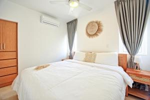 Ένα ή περισσότερα κρεβάτια σε δωμάτιο στο Amazing ocean view apartment with grand pool