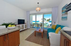 Μια τηλεόραση ή/και κέντρο ψυχαγωγίας στο Amazing ocean view apartment with grand pool