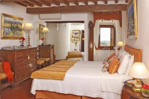 - une chambre avec un grand lit et une commode dans l'établissement Apartment in B&B Del Giglio, à San Donato in Poggio