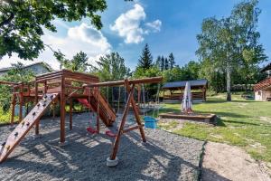 um parque infantil com um escorrega e um baloiço em U Francuza em Międzybrodzie Żywieckie
