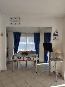 uma sala de estar com uma mesa e cortinas azuis em Suite CielAzzurro em Arezzo