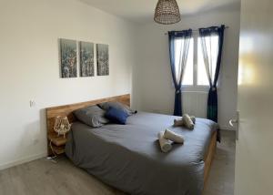 Un dormitorio con una cama con dos zapatos. en Les Villas de Castel - Villa Les Roses, en Castelmaurou