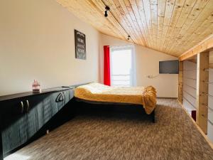 Tempat tidur dalam kamar di Reny's Studio Apartments -Hiperbara