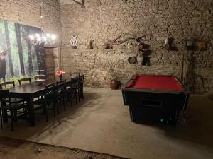 a ping pong table in a room with a ping pong table sidx sidx at Sfeervol huis op het platteland in Mailhac-sur-Benaize +50 photos