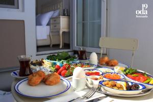 un tavolo con piatti di cibo sopra di 19 Oda Bozcaada a Çanakkale