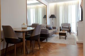 - un salon avec un canapé et une table dans l'établissement Porto Montenegro Luxury 1 Bedroom Apartment, à Tivat