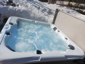 a jacuzzi tub with snow on the ground at Appartement Harmonie & Balance in Leogang