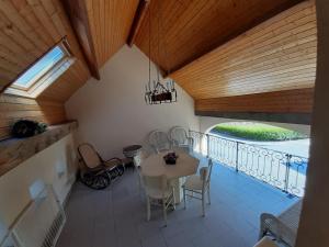 Habitación con balcón con mesa y sillas. en Aan het Singelhof - Mirabelle -- 4 sterren -- met sunshower en tuin, en Sint-Truiden
